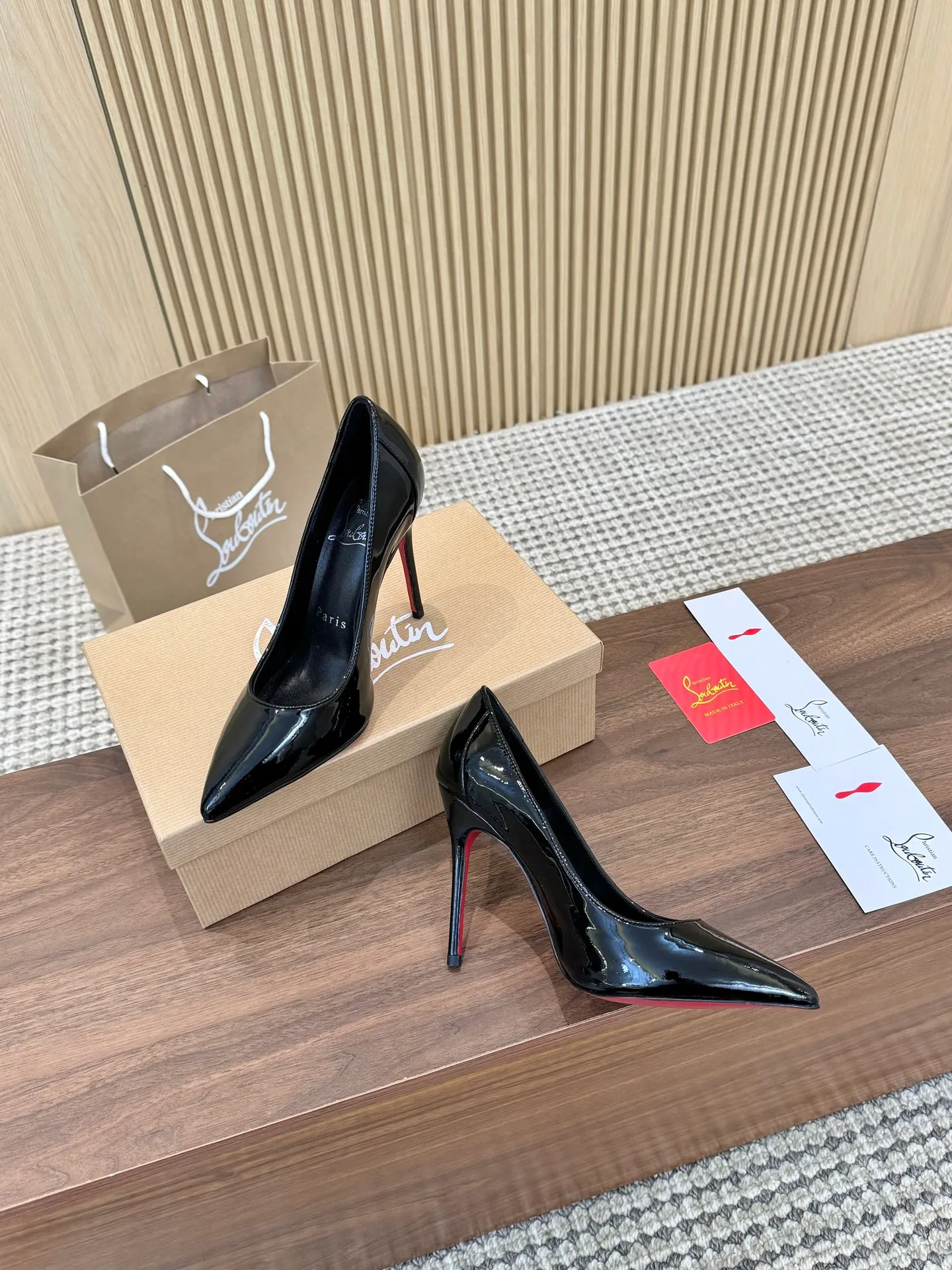 👟👟Ex-factory price 480👟👟 Genuine leather sole +40 Year-round shipment💝Christian Louboutin CL👠 "Patent Leather Hemming Craft Series" Noble and luxurious, real blingbling👟👟 Real materials, all customized by the pattern maker, and the materials are made of original customized materials to achieve the taste of the original 5 color options💍Upper: Imported👉cow patent leather💪 Lining: Sheepskin foot pad/lining Size: 34-40.41.42 Heel height: two options: 10.5cm and 8.5cm